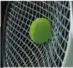 Pelota de tenis sobre las cuerdas deformando ambas elásticamente.