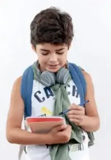 Niño con mochila tomando notas en una libreta, ilustrando la realización de una encuesta.
