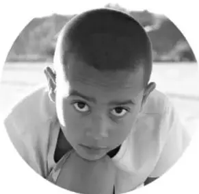 Fotografía en blanco y negro de un estudiante mirando a la cámara.