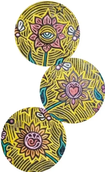 Tres círculos superpuestos en diagonal con flores bordadas: la primera con un ojo, la segunda con un corazón y la tercera con una espiral o glifo.