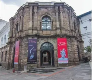 Fotografía de un edificio histórico de piedra, relacionado con el patrimonio y la cultura ecuatoriana.