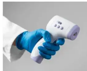 Termómetro infrarrojo tipo pistola, sostenido por una mano con guante azul, sin contacto.