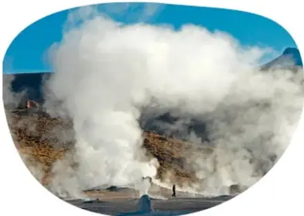 Fotografía de vapor de agua que se eleva desde el suelo (actividad geotérmica), ejemplo visual de evaporación.