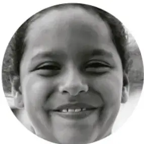 Retrato en blanco y negro de una niña sonriente.