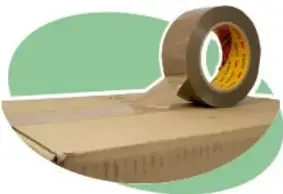 Rollo de cinta adhesiva sobre una caja de cartón.