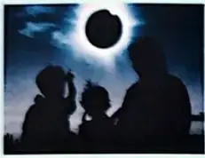 Diagrama de un eclipse solar en el que la Luna se ubica entre el Sol y la Tierra, mostrando la umbra y la penumbra.