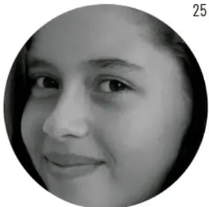 Retrato en blanco y negro de una nina sonriente, estudiante de primaria.