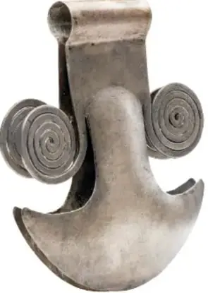 Pinza pectoral de metal con espirales.