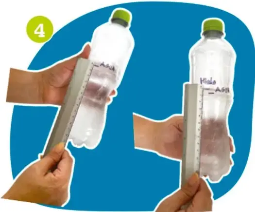 Botella con agua y hielo bajo el sol, con el número 5.
