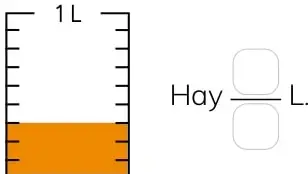 Jarra graduada de 1 L dividida en 10 partes, con 4 partes llenas de líquido naranja.