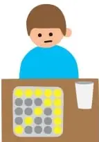 Niño de pie sosteniendo un vaso plástico y una caja con tapitas.