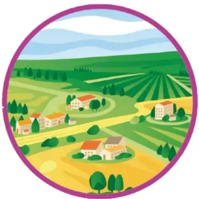 Ilustración circular de un paisaje rural con campos de cultivo en franjas verdes y amarillas, casas pequeñas dispersas, árboles y montañas al fondo.