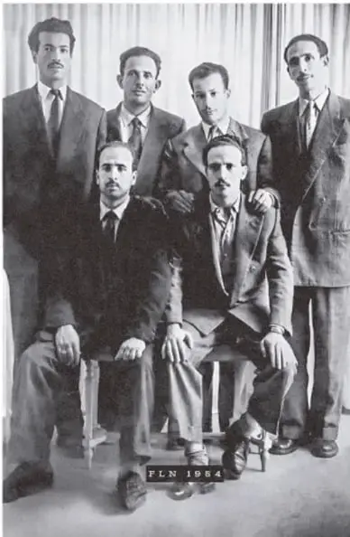 Fotografía en blanco y negro de seis hombres integrantes del FLN en 1954, posando en un estudio.