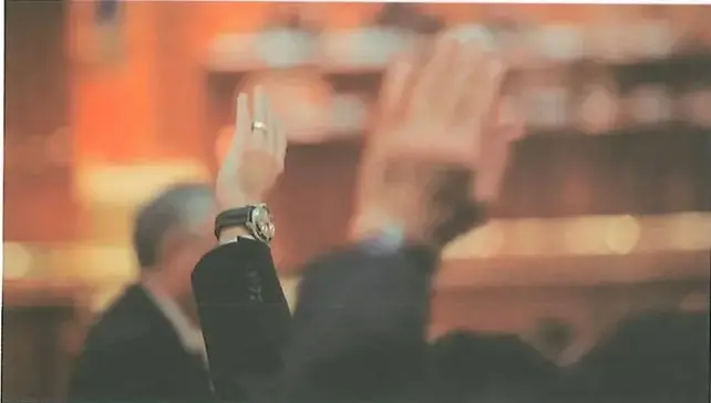 Fotografía de personas levantando la mano durante una sesión, relacionada con la posibilidad actual de que la ciudadanía acepte o rechace una Constitución.