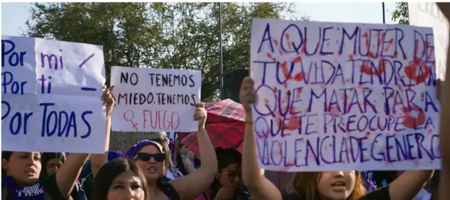 Fotografía de un grupo de mujeres en una marcha sosteniendo carteles con mensajes como 'Por mi, por ti, por todas', 'No tenemos miedo, tenemos furia' y un mensaje sobre la violencia de género.
