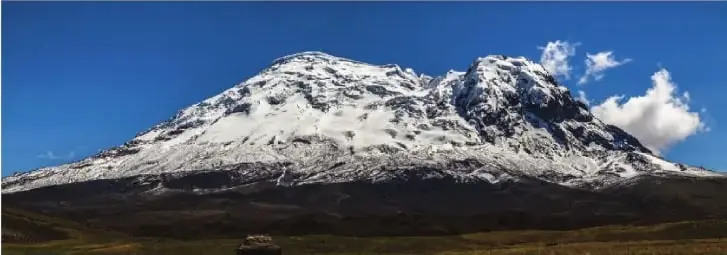 Fotografía del volcán Antisana cubierto de nieve. El pie de foto indica que Nicolás Martínez ascendió al Antisana en 1880 y realizó estudios geológicos durante un largo período.