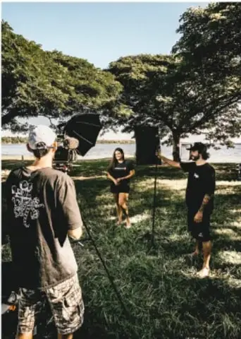 Grupo de estudiantes filmando o grabando video al aire libre en un parque, probablemente para el material audiovisual del proyecto.