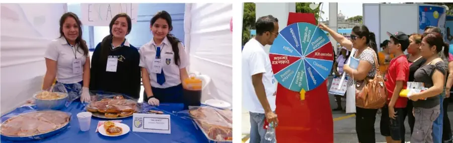 Tres estudiantes en una mesa con alimentos, en un evento escolar de cierre de ciclo.