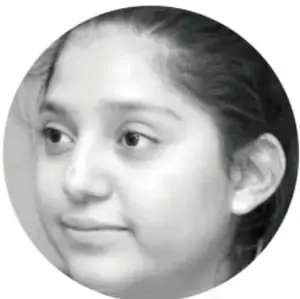 Fotografía de una niña mirando hacia un lado, con expresión pensativa.