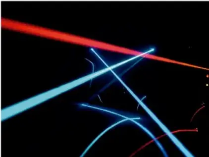 Fotografía de haces de luz (láser rojo y azul) en un fondo oscuro, representando ondas/luz.