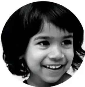 Fotografía de una niña sonriente con cabello corto.