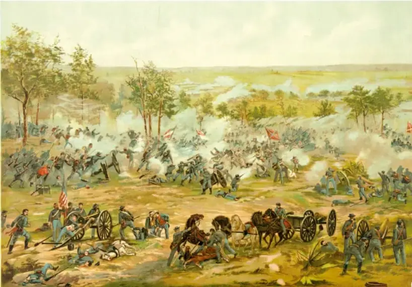 Ilustración de una batalla de la guerra civil estadounidense. Se observan soldados de ambos bandos combatiendo en un campo abierto, con nubes de humo, cañones, caballos y banderas. La escena representa un enfrentamiento bélico de la época.