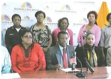 Representantes del pueblo afroecuatoriano participan en una actividad pública.