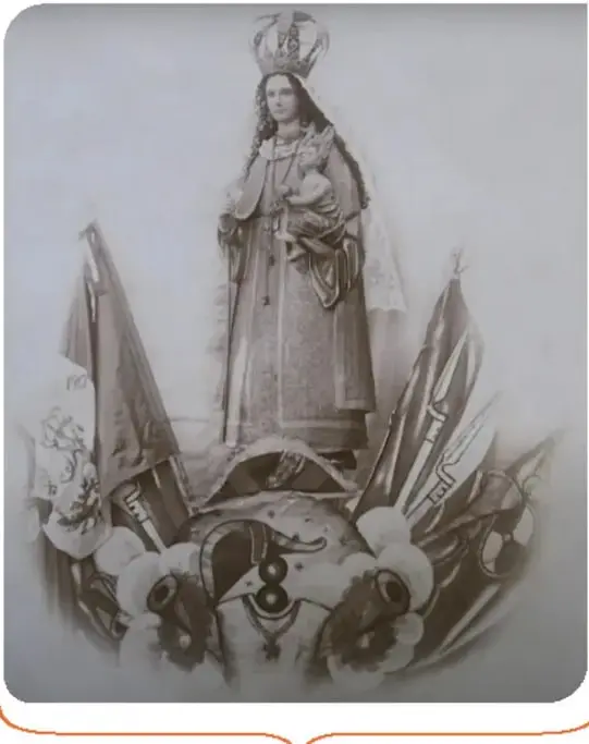 Imagen de la Virgen de la Caridad con bandera y estandartes, en blanco y negro.