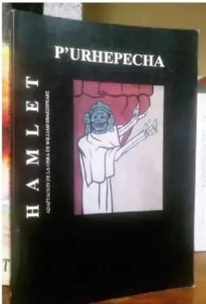 Fotografía del libro Hamlet en purépecha: portada negra con el título HAMLET en letras blancas verticales y P'URHEPECHA arriba, con una ilustración de un personaje indígena.