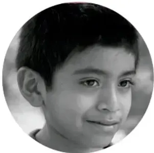 Retrato en blanco y negro de un niño sonriente.