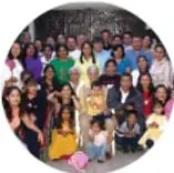 Imagen de grupo comunitario reunido, acompañando el término Modos de vida