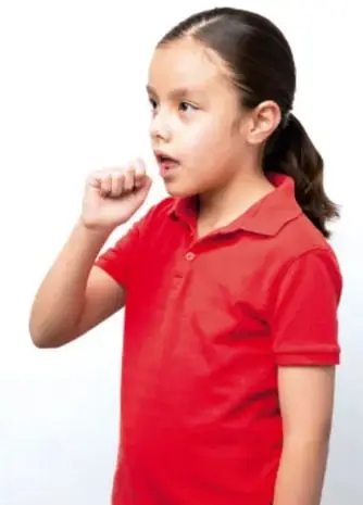 Niña con playera roja haciendo señas con la mano derecha, representando la lengua de señas.