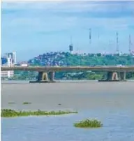 Fotografía del río Guayas; el texto indica que los ríos transportan minerales y sustancias orgánicas a grandes distancias.