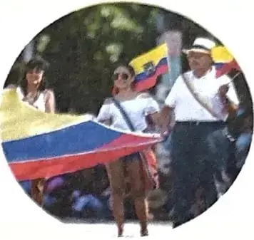 Personas sostienen una bandera del Ecuador, relacionada con la diversidad cultural y lingüística del país.