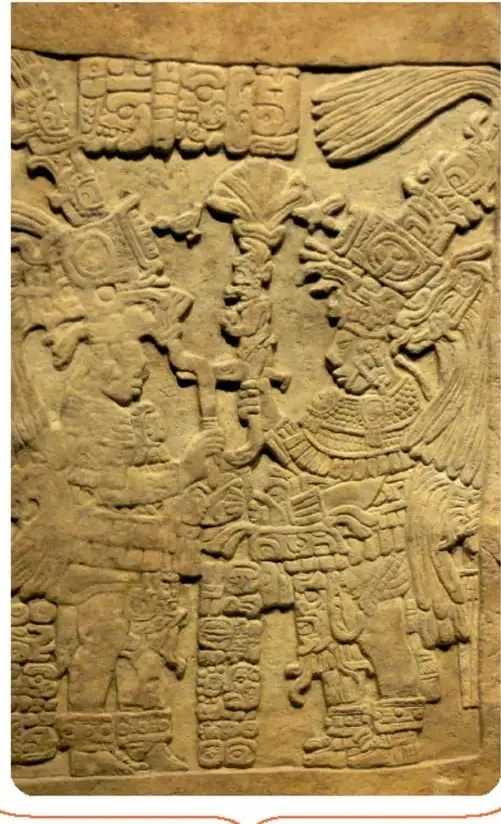 Estela maya de piedra con relieves de personajes ricamente vestidos y glifos.