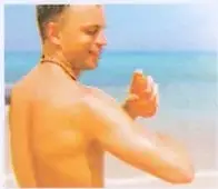 Fotografía de una persona expuesta al Sol y aplicándose protección en el brazo.