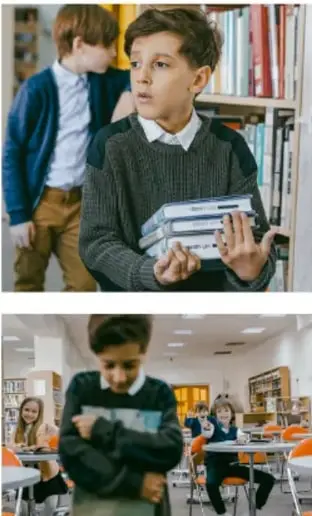 Niño con libros en la biblioteca, mirando a otro compañero.