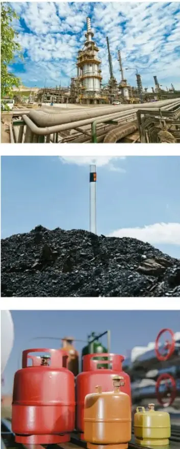 Refinería de petróleo con torres y tuberías bajo un cielo nublado.