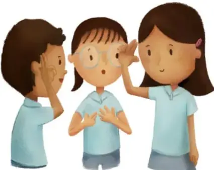 Tres niñas de primaria en camisa celeste conversan: una susurra al oído, otra con lentes escucha con sorpresa y la tercera señala con la mano.