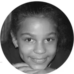 Fotografía en blanco y negro de una niña sonriente, como ilustración de la sección.