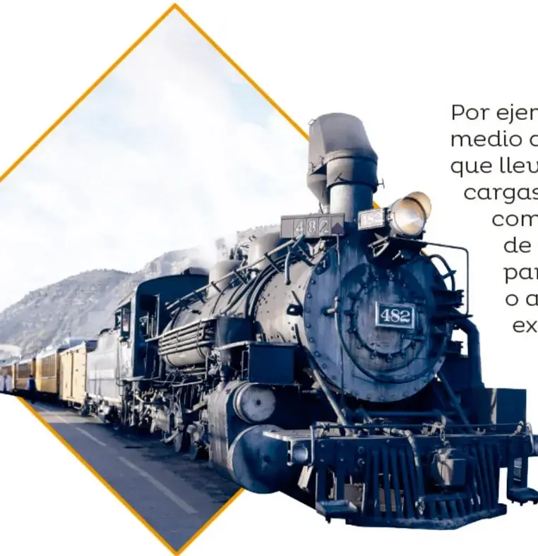 Locomotora de vapor antigua de color oscuro con el número 482, frente a una montaña, jalando vagones de carga.