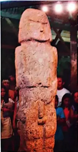 Fotografía de San Biritute, un monolito o escultura de barro asociado con la comuna de Sacachún.