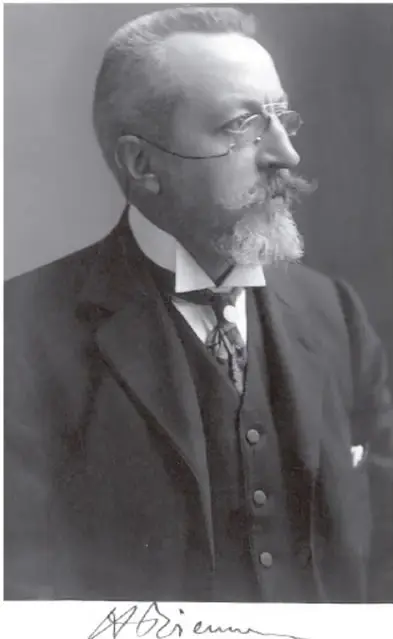 Fotografía en blanco y negro de un historiador barbado con lentes de pinza (pince-nez), de perfil, con su firma al pie; muy probablemente el filósofo francés Henri Berr, citado en la página anterior.