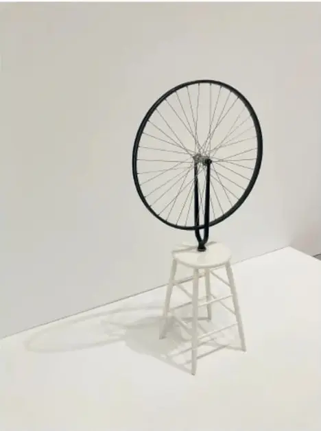 Rueda de bicicleta montada sobre un taburete blanco, obra *Rueda de bicicleta* de Marcel Duchamp.