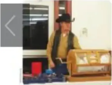 Persona junto a un puesto de sorteo o mutualista.