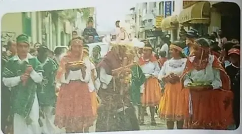 Fotografía de niños observando en una parroquia costera.