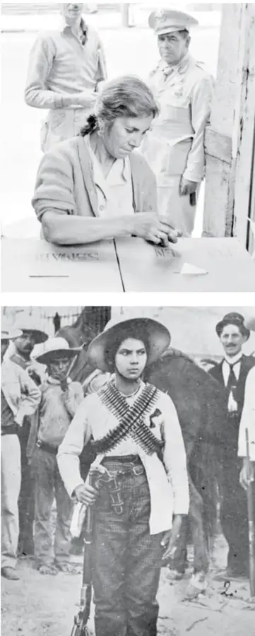 Fotografía en blanco y negro de una mujer marcando su boleta sobre una mesa electoral junto a una urna con la palabra 'VOTOS', vigilada por funcionarios.