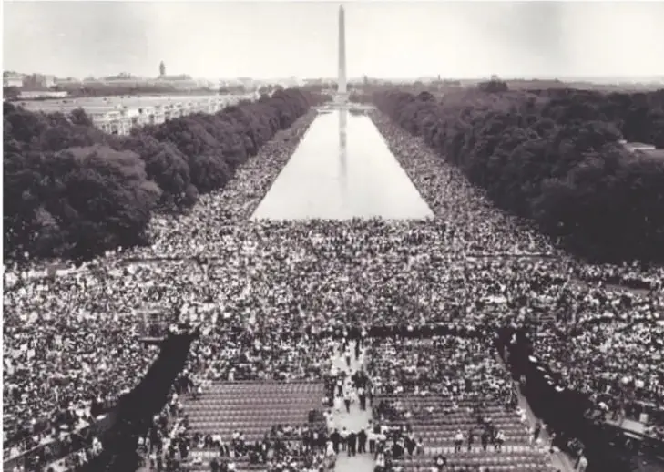 Fotografía en blanco y negro de una multitud gigantesca frente al Monumento a Washington y su estanque reflectante, durante una marcha masiva.