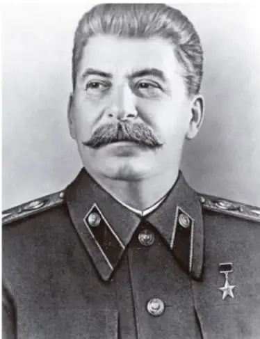 Retrato en blanco y negro de Iósif Stalin con uniforme militar.