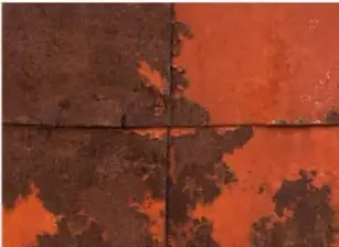 Superficie metálica oxidada, con costrones rojizas propias de la herrumbre.